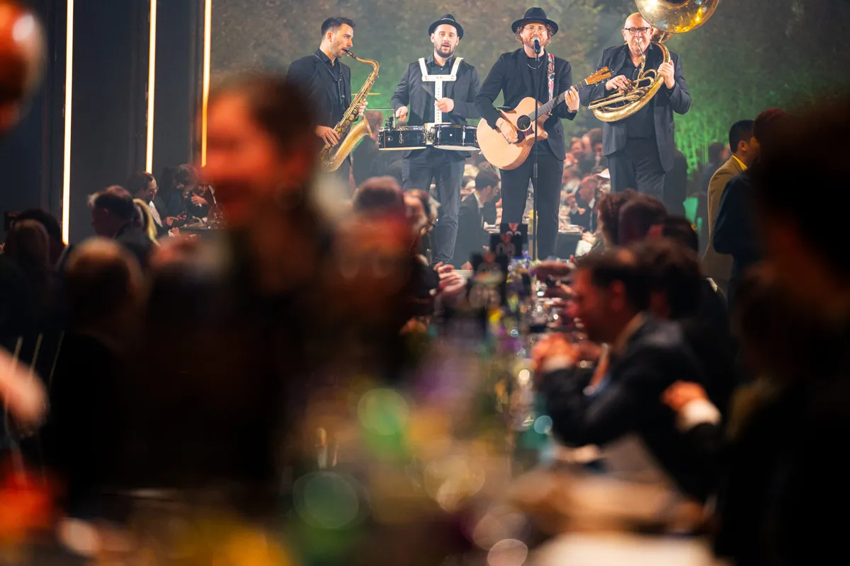 Preisträger beim Unternehmer des Jahres Award, stolz mit Trophäe im Gala-Bereich.